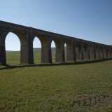Il ponte s�integra perfettamente con il paesaggio: il verde dei campi e lo sfondo montuoso sono infatti impreziositi dalle sue forme geometriche e regolari, che donano al panorama un senso di dinamismo